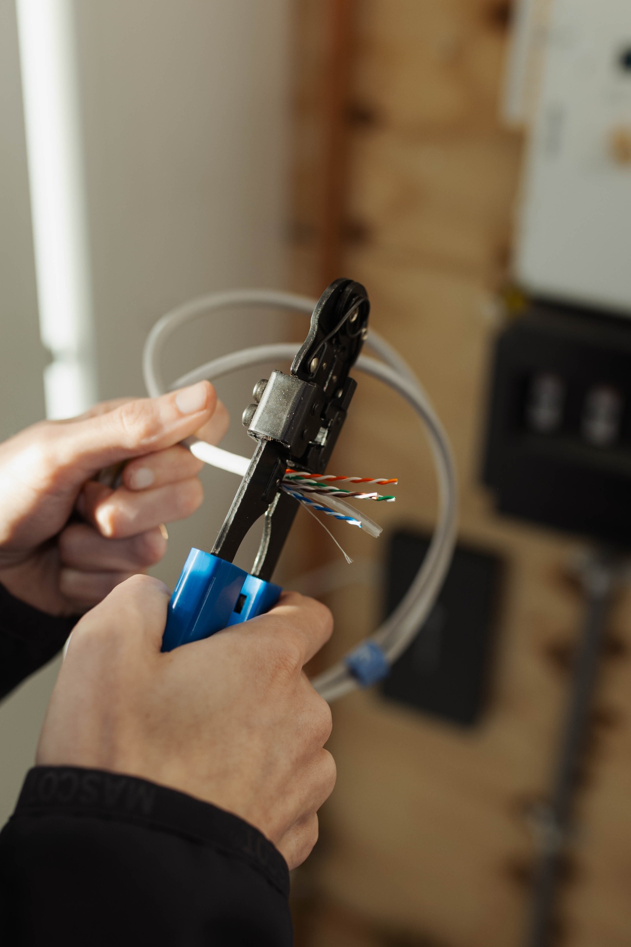 Monteur krimpt een UTP-connector op een netwerkkabel