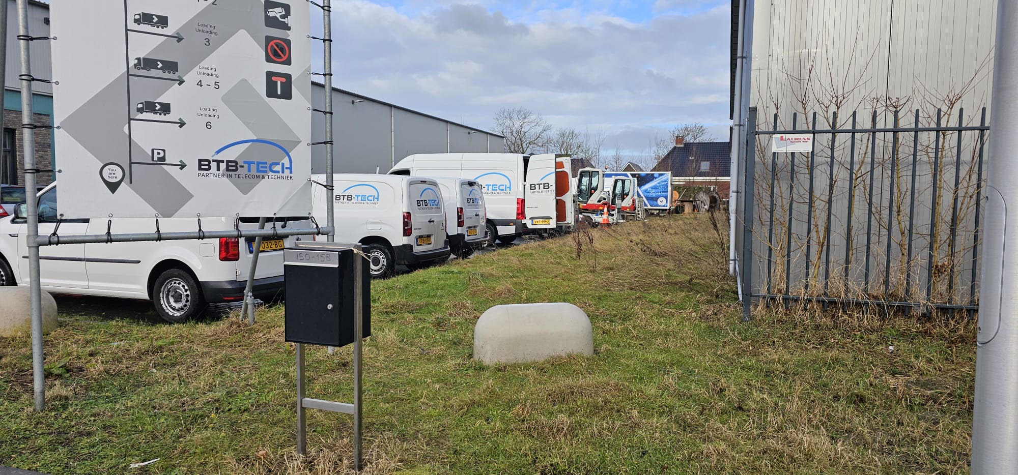 BTB-Tech ploeg met bedrijfsbussen bij het hoofdkantoor in Waddinxveen