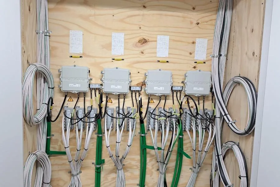 Versterkerwand met strak gebundelde coaxkabels