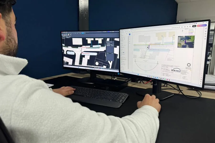 Werkvoorbereider werkt aan een tracétekening en boorplan op twee schermen
