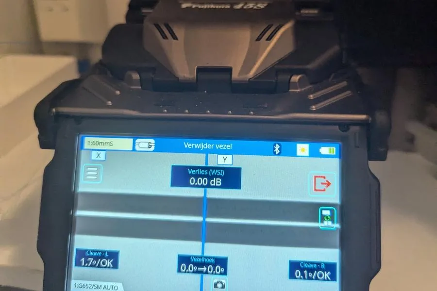 Lasapparaat tijdens het lassen van glasvezel. Gemeten verlies: 0,00 dB