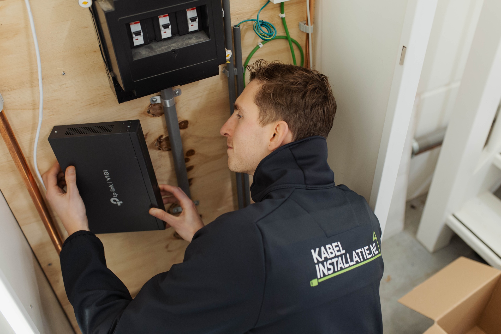 Monteur voert kabelinstallatiewerk uit