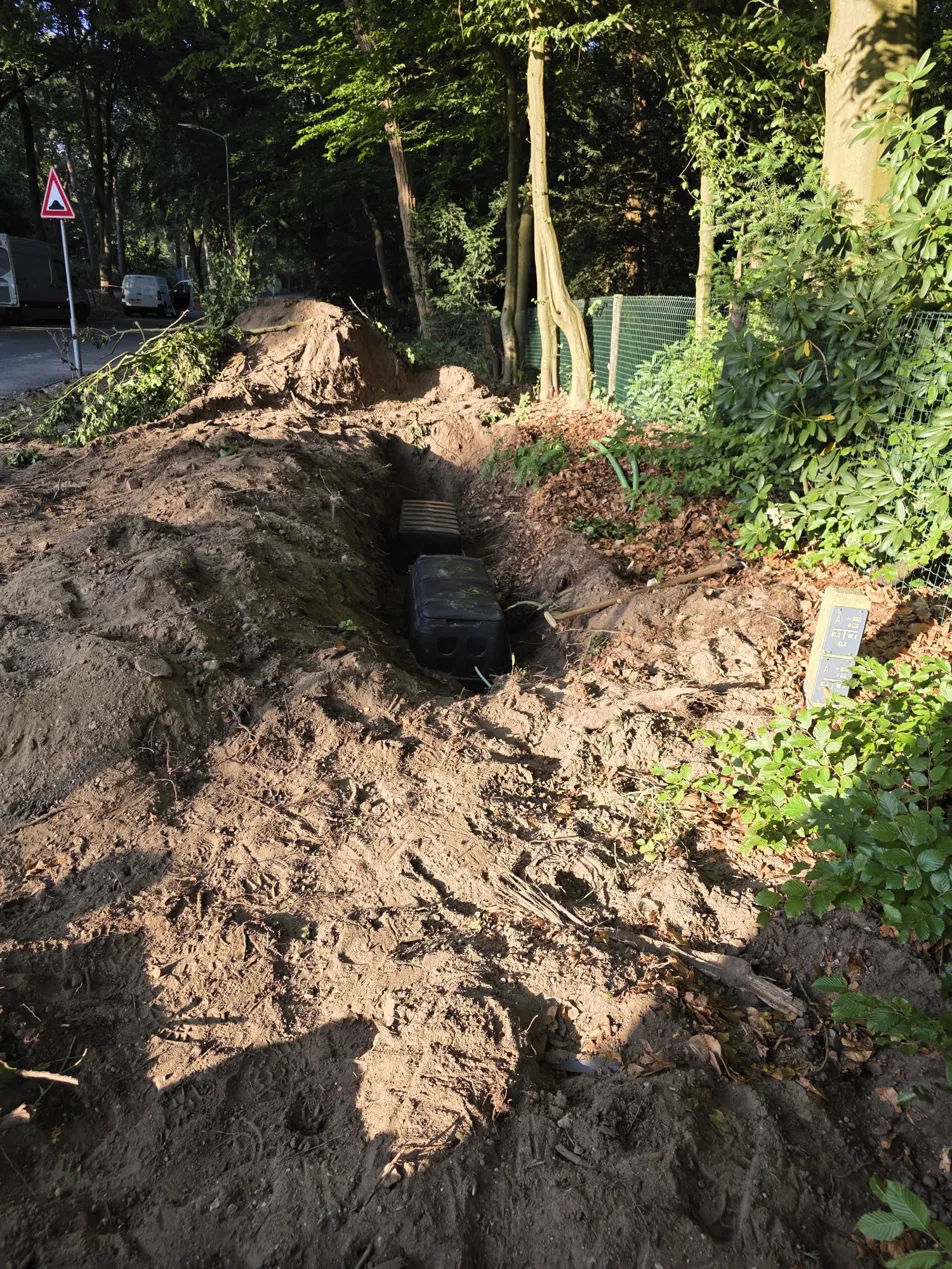Doorgesneden voedingskabels glasvezel in open kabelsleuf tijdens storing Harderwijk