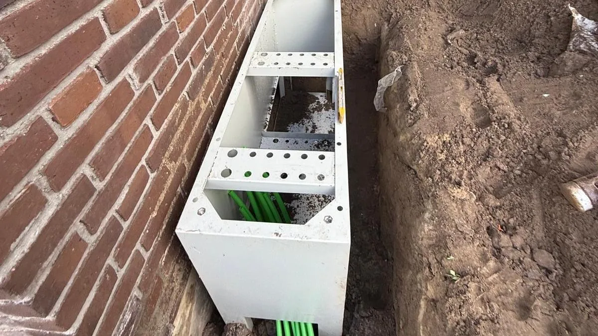 Nieuw geplaatste verdeelkast bij de gevel met invoerbuizen, project Leytsche Hof