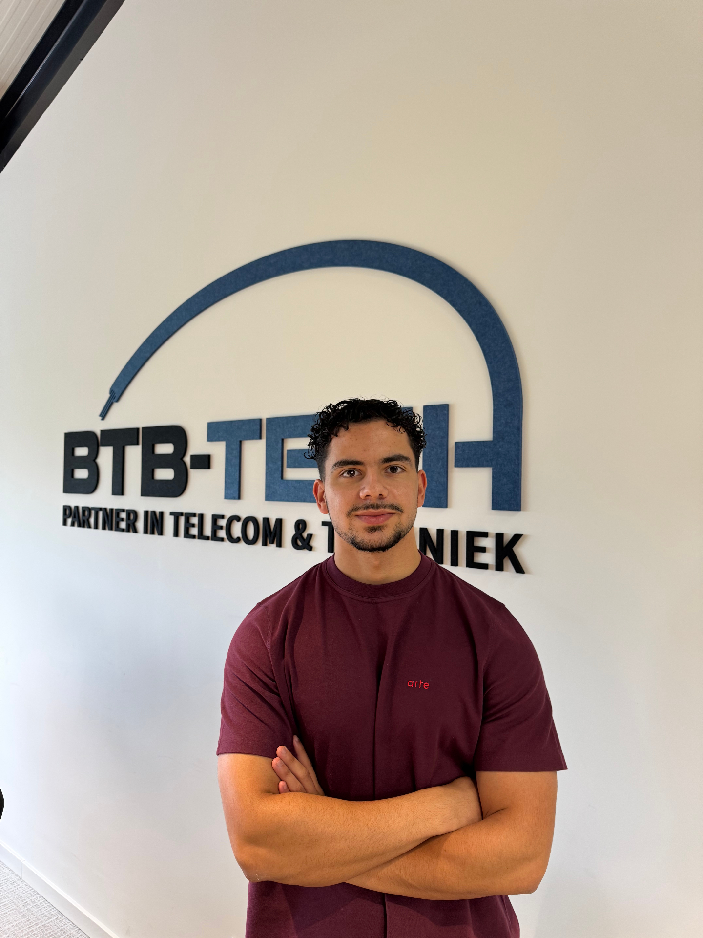 Mustafa Cuzdan, projectleider projecten bij BTB-Tech, voor de logowand op het hoofdkantoor