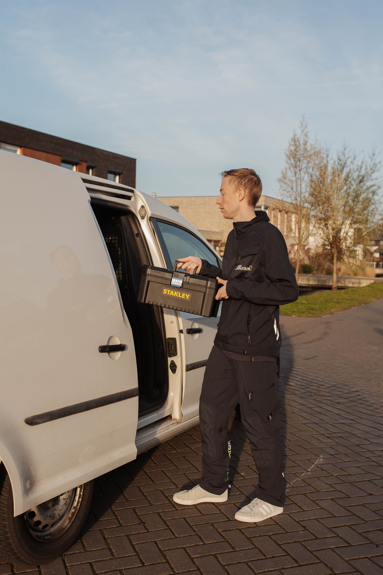 Monteur bij servicebus in avondlicht