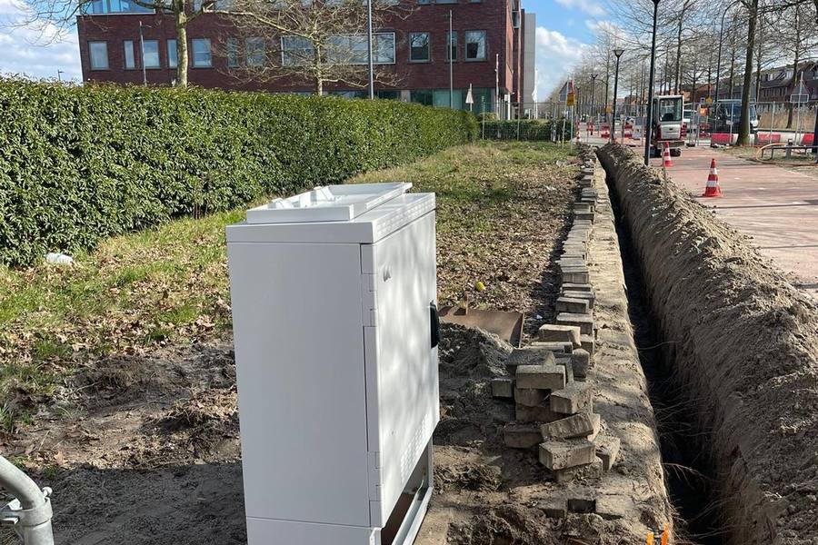Nieuw geplaatste verdeelkast naast de sleuf, klaar voor montage