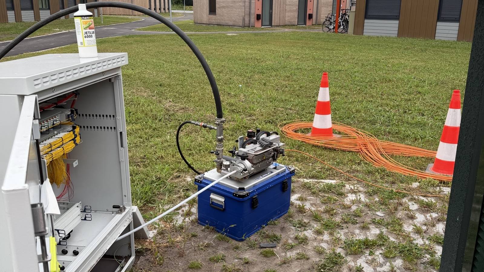 Geopende verdeelkast met blaasapparatuur tijdens aansluitwerk