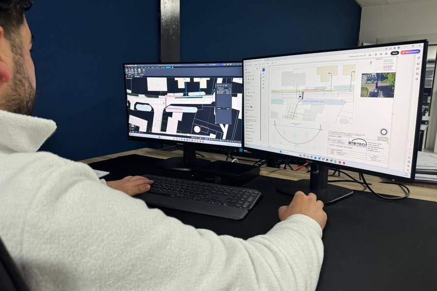 Werkvoorbereider werkt aan een tracétekening en boorplan